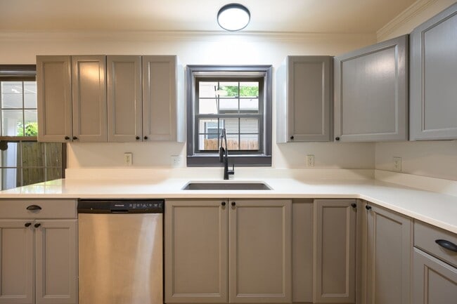 Building Photo - **REMODELED EAST NASHVILLE BUNGALOW IN HIG...