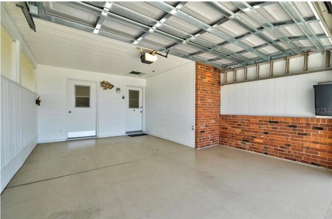 Building Photo - 1411 N Pebble Beach Blvd
