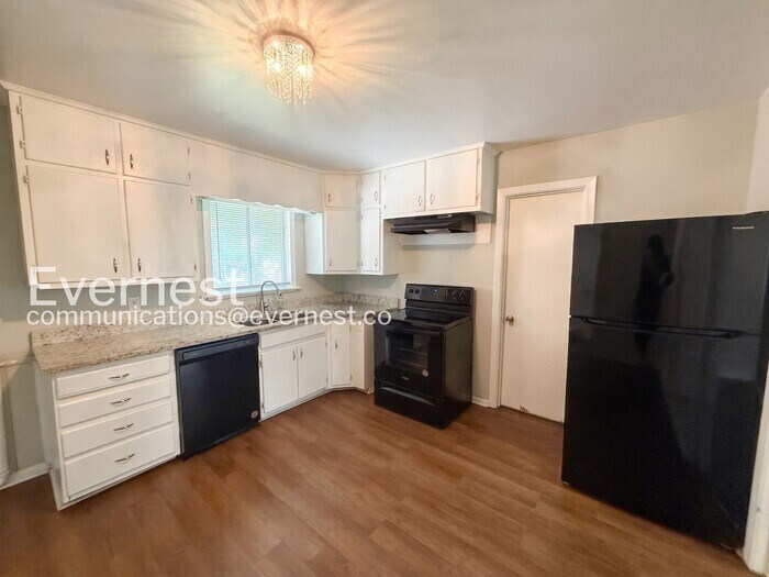 Building Photo - 9825 Maple Ln