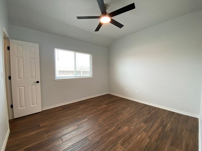 Building Photo - UPDATED 4 BEDROOM IN COQUINA BAY!