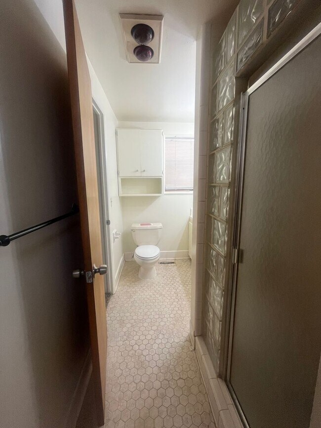 Building Photo - Light, bright, & Move- In ready with ultimate flexibility!