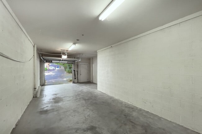 Building Photo - 135 S Sycamore St