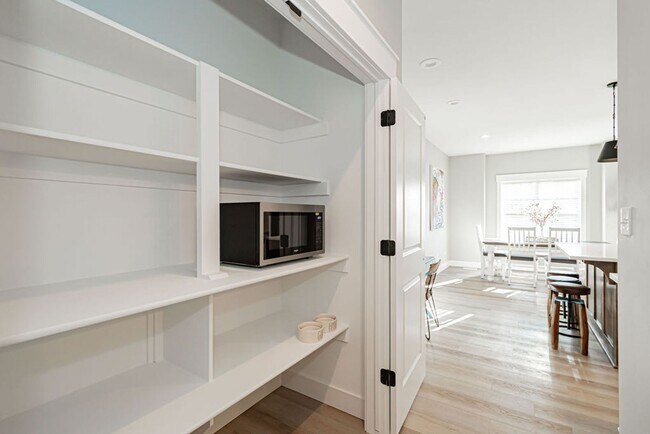 Building Photo - Fully Furnished Townhome – Utilities & WiF...