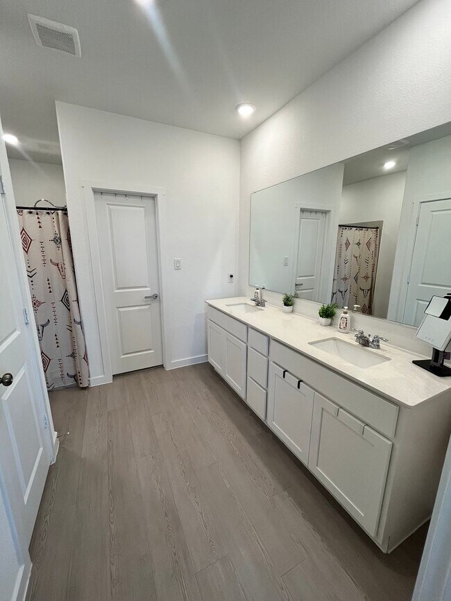 Building Photo - Beautiful Newer 3-2-2 with WOW Yard! May 2026 Move-in!