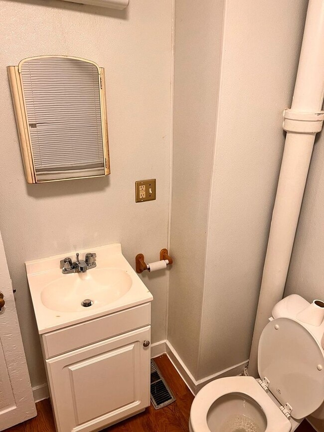 Building Photo - 3 Bedroom House, Garage-York City SD