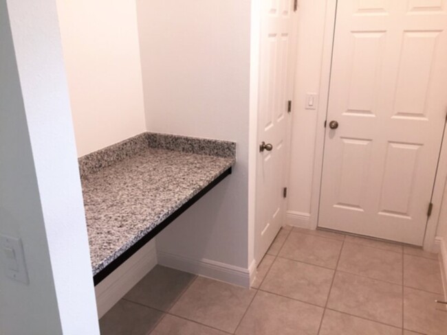Building Photo - 3 bed 2.5 bath townhome Watermark