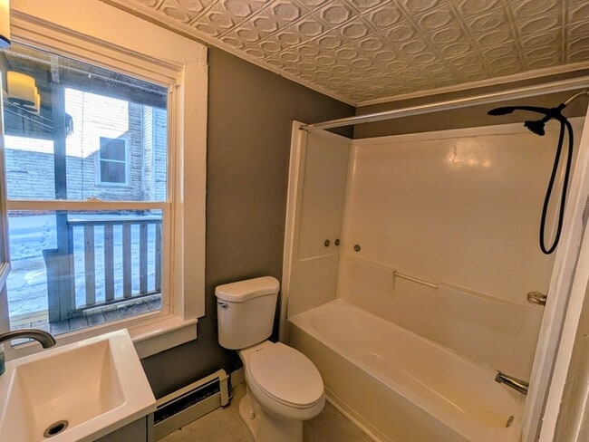 Building Photo - 13-15 Walnut Street Unit 3