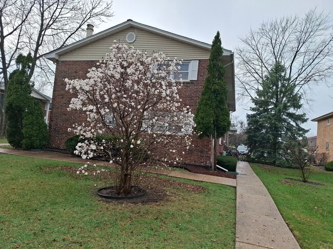 Building Photo - 15240 El Cameno Ter