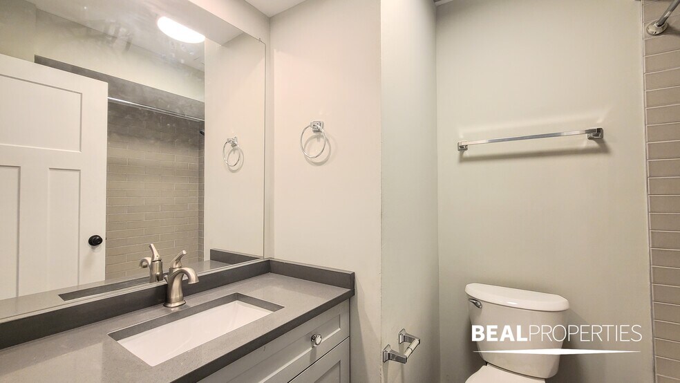 Building Photo - 604 W Surf St