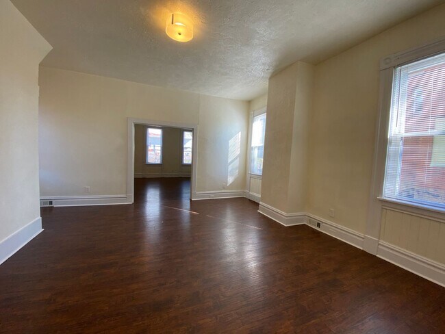 Building Photo - Spacious 3br house with off street parking
