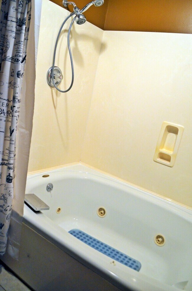 Building Photo - AVAILABLE NOW!  Want a GREAT Location?  Want an Average LGE Bill of $30/mo??  This Beautiful 1 Be...