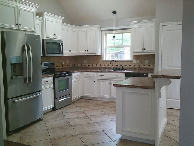 Building Photo - Spacious 3BR Home with Screened Porch, Fenced Backyard & Wired Shop in North Valdosta