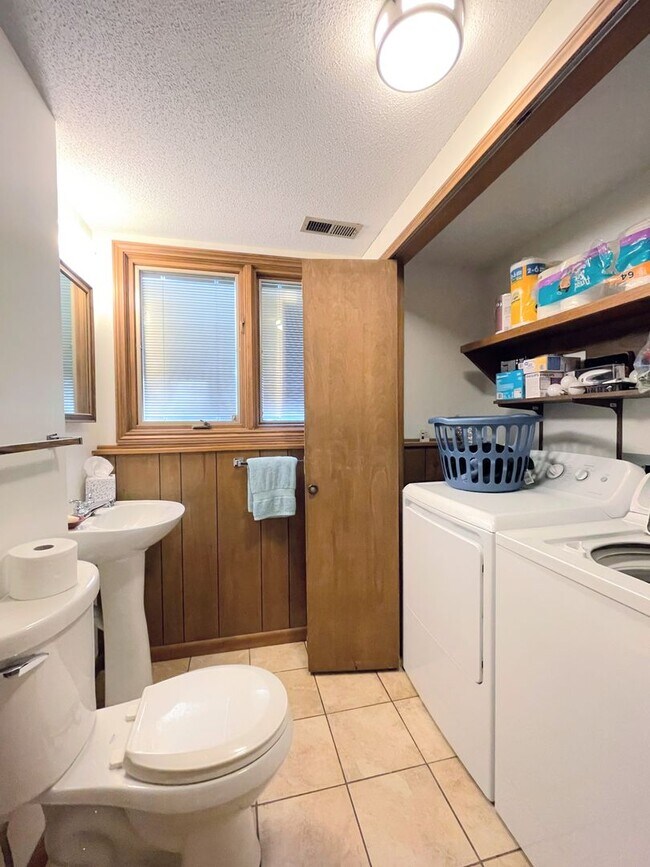 Building Photo - Updated 3 bed 2 bath home in great neighbo...