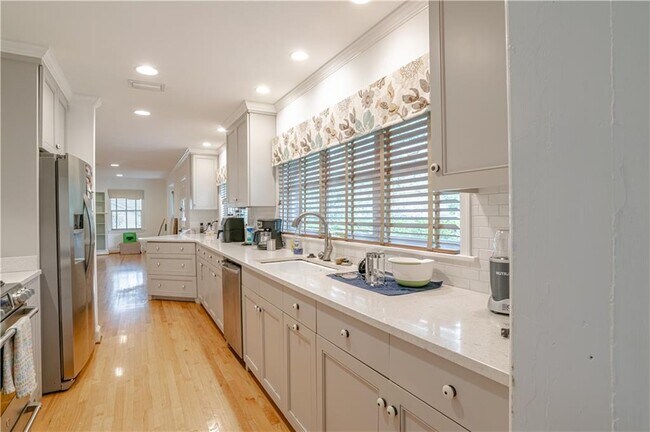 Building Photo - 324 Dalewood Dr