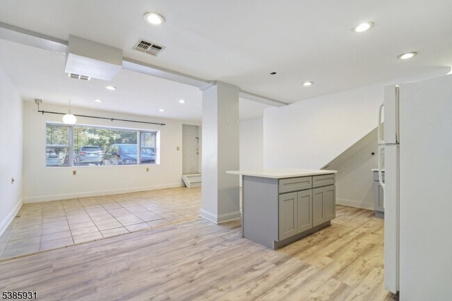 Building Photo - 109 S Orange Ave