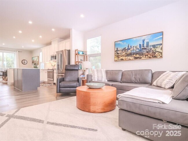 Building Photo - 3739 S Tryon St