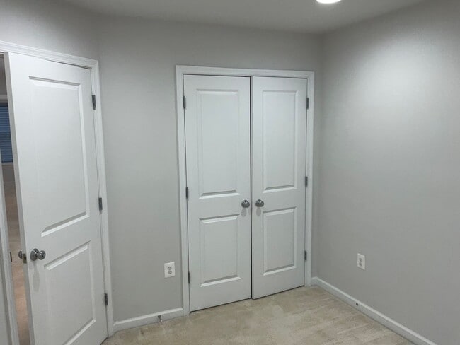 Building Photo - Beautiful 4BR 3.5BA 3 level townhome with 2 car attached garage located in the Cabin Branch Commu...