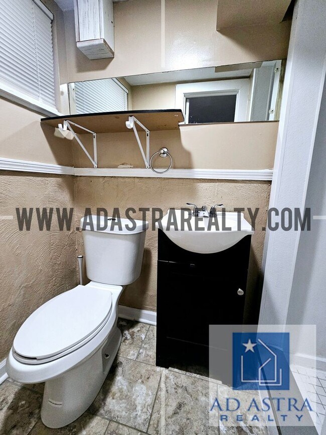 Building Photo - Open 3 Bed 2 Bath Home KCMO!!-Available NOW!!