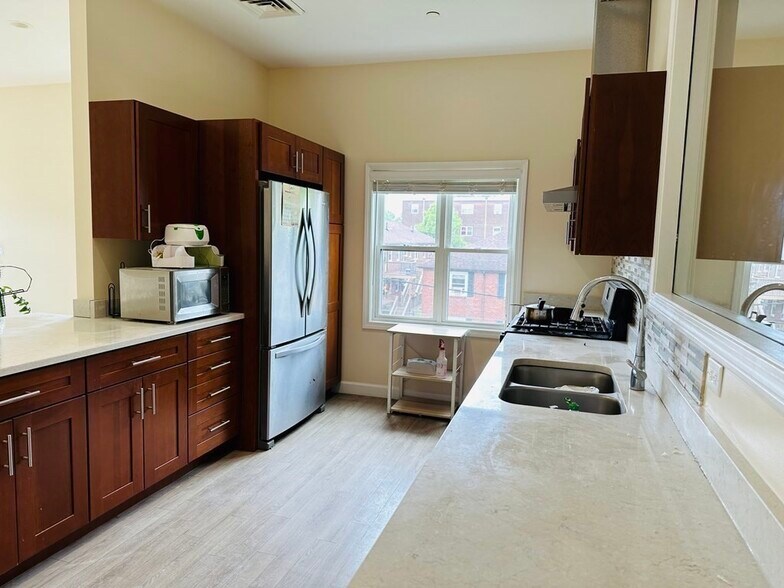 Primary Photo - 893 Hancock St