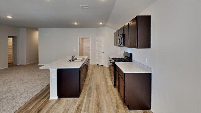 Building Photo - Large 4 Bedroom, 2 Bathroom Home in Shawnee Schools!