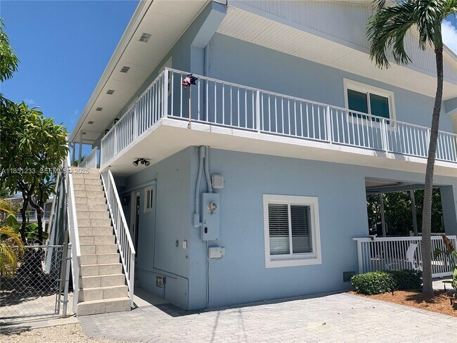 Building Photo - 112 Captains Ct