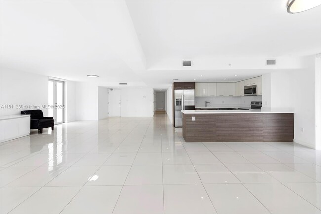 Building Photo - 9901 E Bay Harbor Dr