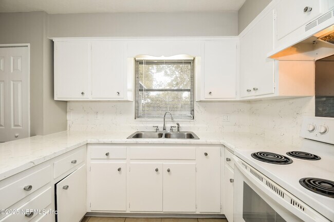 Building Photo - 5822 Jaguar Dr W