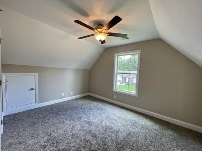 Building Photo - 3 Bedroom 2 Bathroom Home