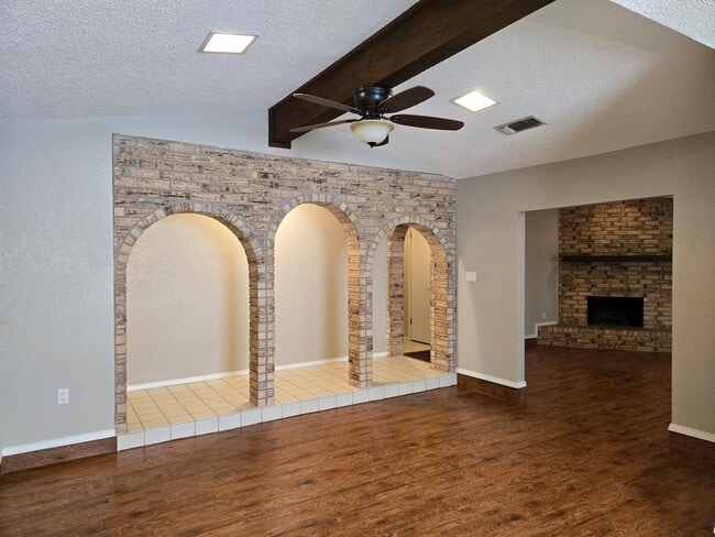 Building Photo - 3/2 Hewitt Home