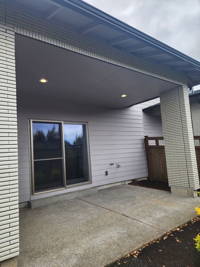 Building Photo - 3 bedroom Townhouse with Pool Access and E...