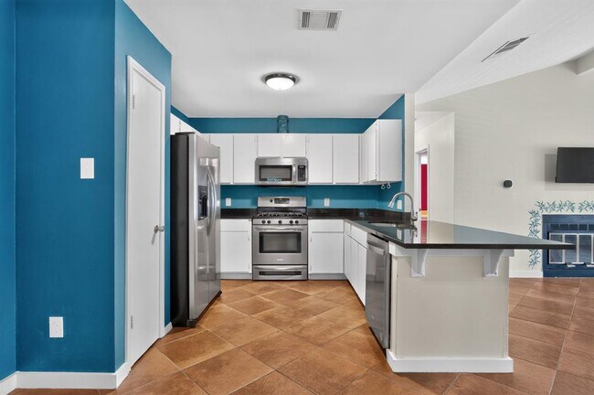 Building Photo - 801 Kavanagh Dr