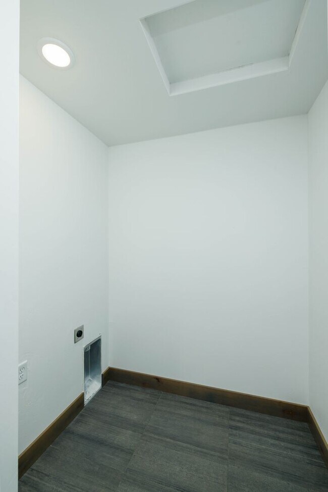 Building Photo - 515 W Aspen St