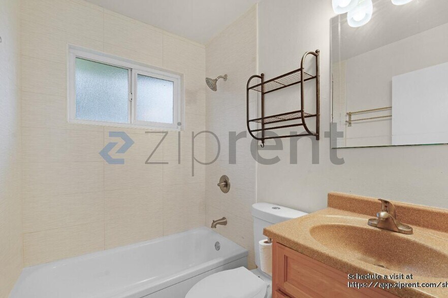 Building Photo - 9033 Fashion Dr