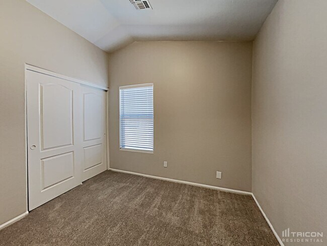 Building Photo - 5548 W Southgate Ave