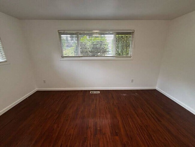 Building Photo - Charming Marysville Rambler-Style Duplex