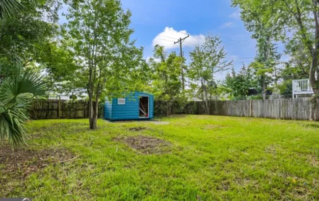 Building Photo - 657 E Henry St