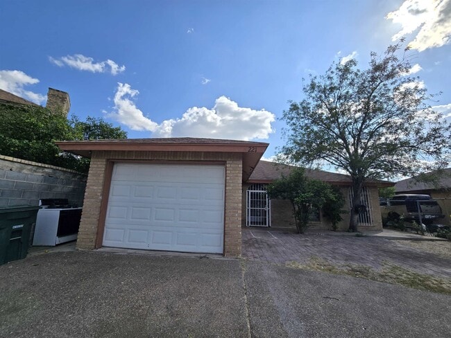 Primary Photo - 221 Murcia Dr