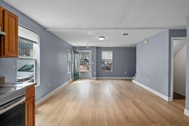 Building Photo - 22 Woodford St