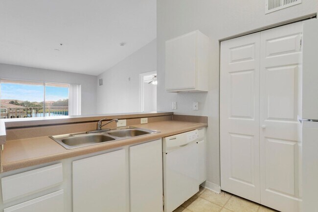 Building Photo - 141 SW Palm Dr