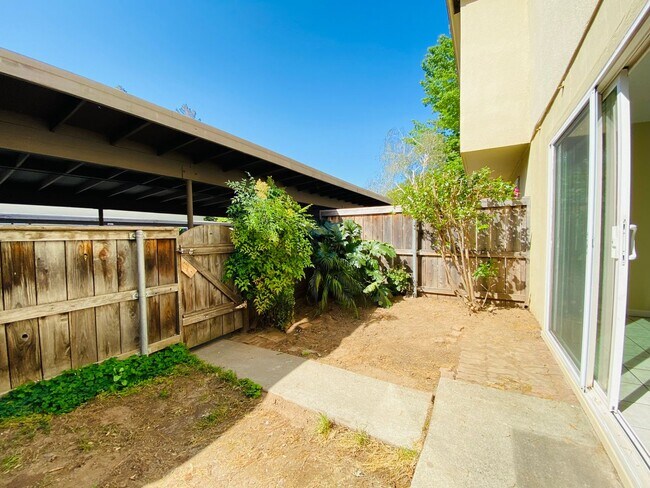 Building Photo - Condo Overlooking the American River!