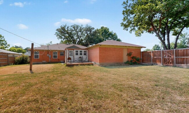 Building Photo - 1900 Hilltop Dr