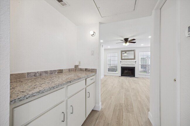 Building Photo - 5807 Beverly Hill St