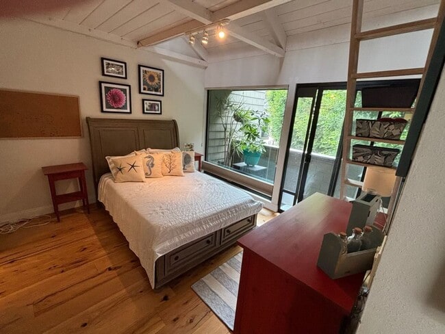 Building Photo - Fully Furnished Townhouse in the oceanfron...