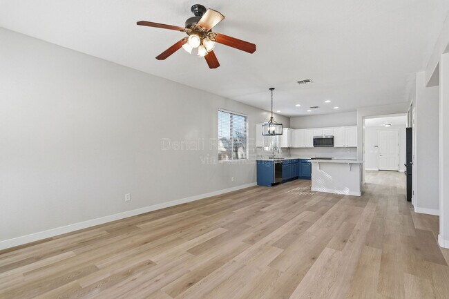 Building Photo - 1711 W Twain Ct