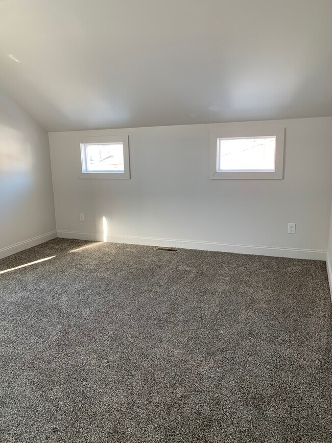 Building Photo - 128 W 9th St