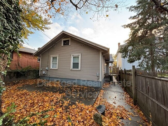 Building Photo - 916 Linden Ave