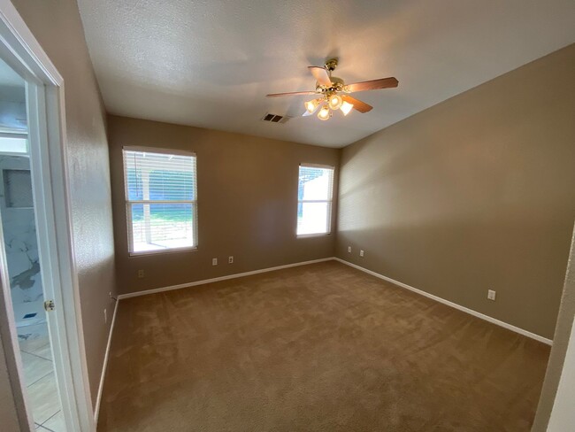 Building Photo - Cozy NW Visalia Home Rent Ready!
