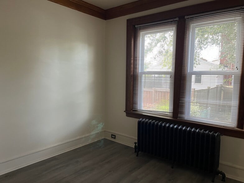 Dinning room - 122 E 4th St