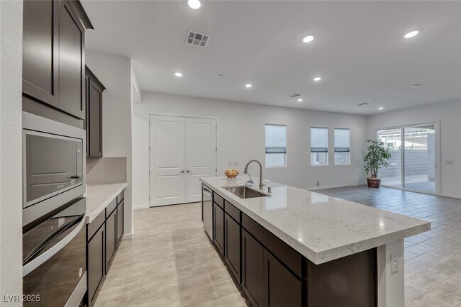 Building Photo - 102 Ibiza Lk Dr
