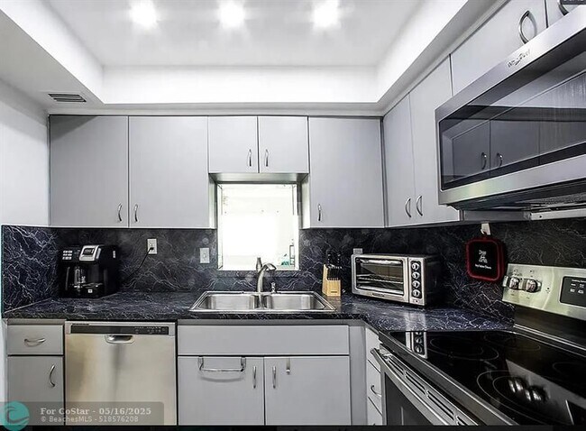 Building Photo - 6000 N Ocean Blvd